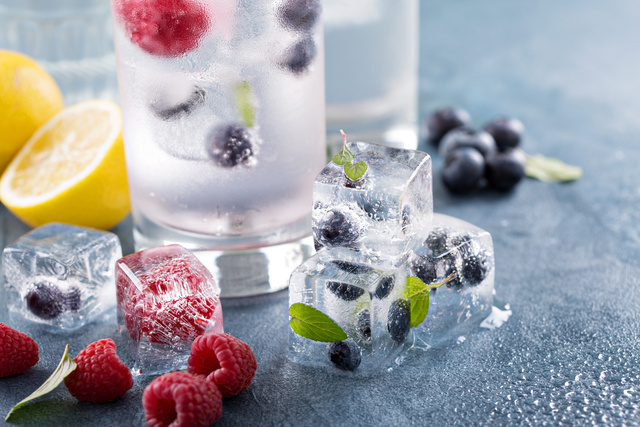 Sparkling water with berry and mint ice cubes